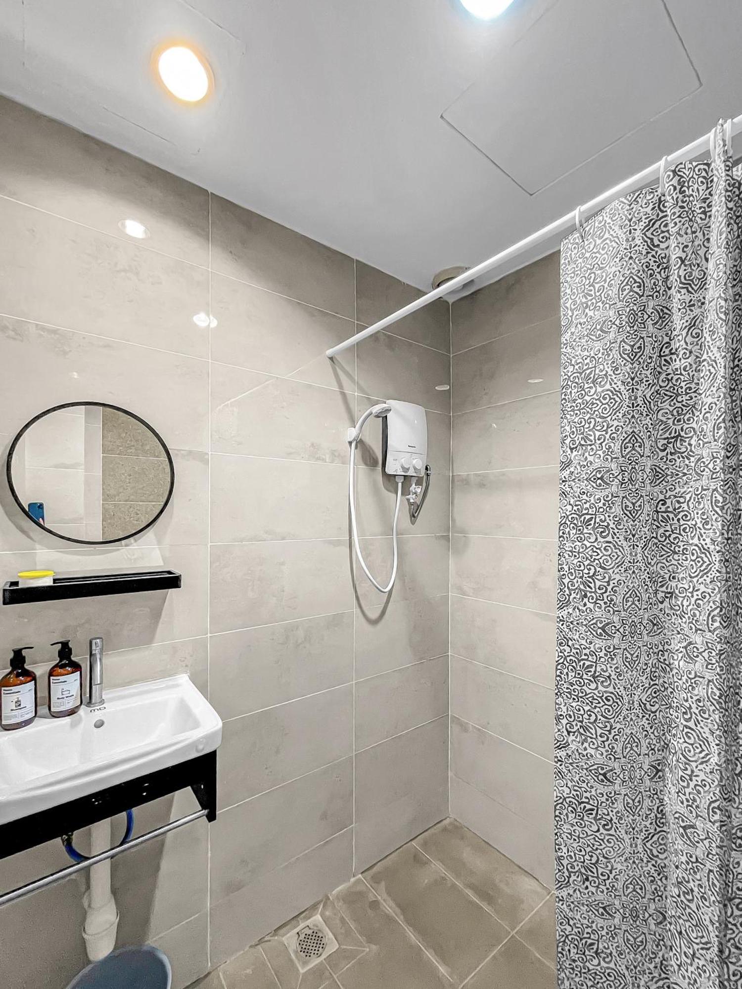 1 Bedroom Apartment, Melaka Cbd Town Center- Hosted By Private Locals Resident, Balcony With City Skyline View Or Seaview, Opposite Malls, Tv Box, 5 Minutes To Jonker Street, Malacca Exterior photo